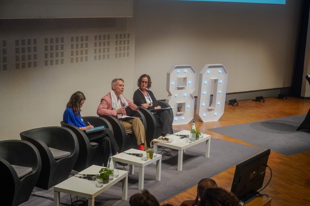Première table ronde, on y voit Sophie DECOSTER tout à droite, suivi par le Dr LEMOINE et enfin Julie MATTIUSSI